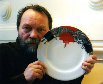 С тарелкой из заказного сервиза. Париж, 2000.