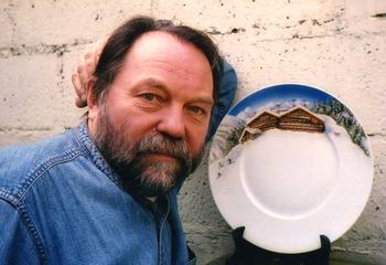 С тарелкой из заказного сервиза. Париж, 2001.